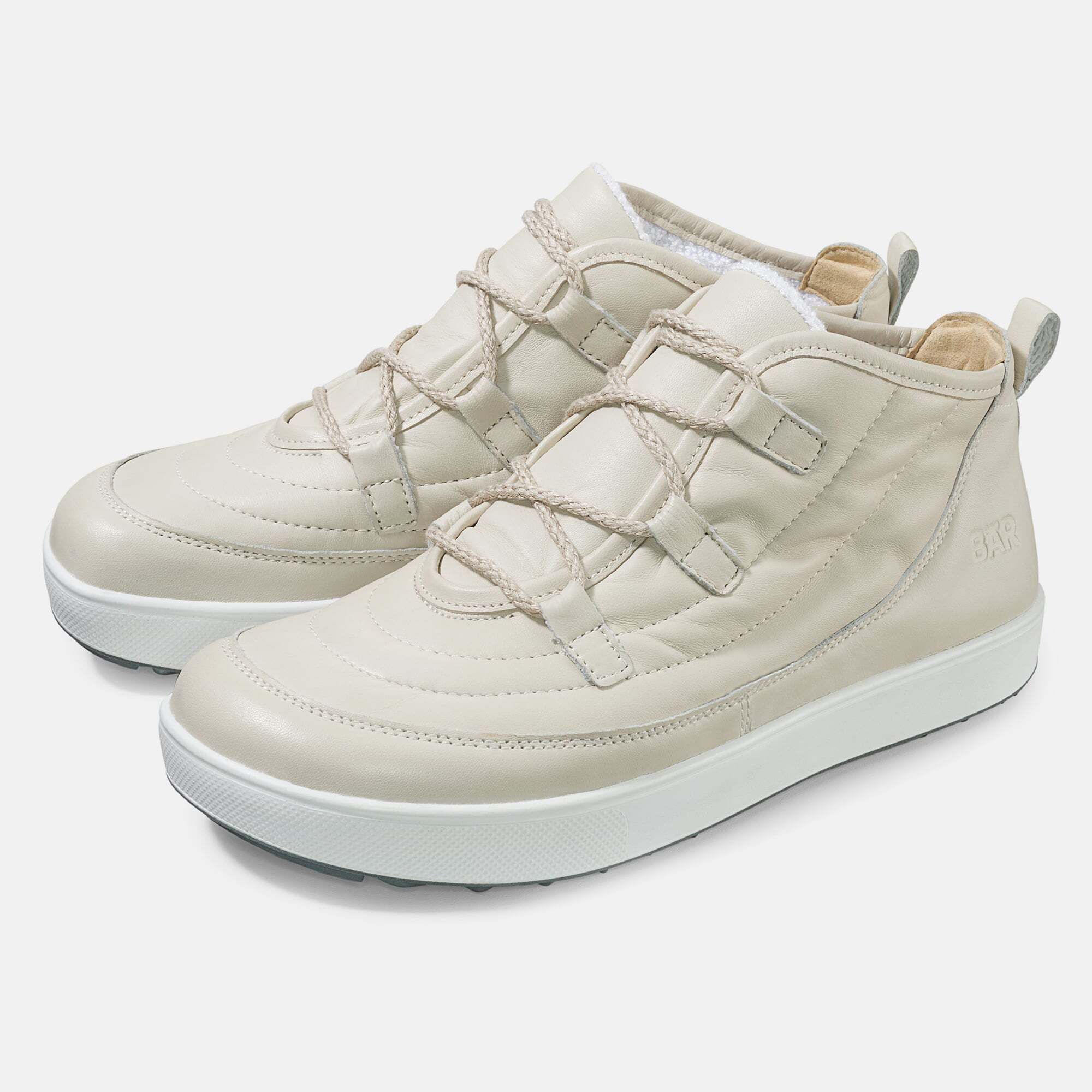 Beige Stiefeletten mit Schnürsenkeln und weißer Sohle. Gepolstertes Obermaterial, breite Passform. BÄR Schuhe.