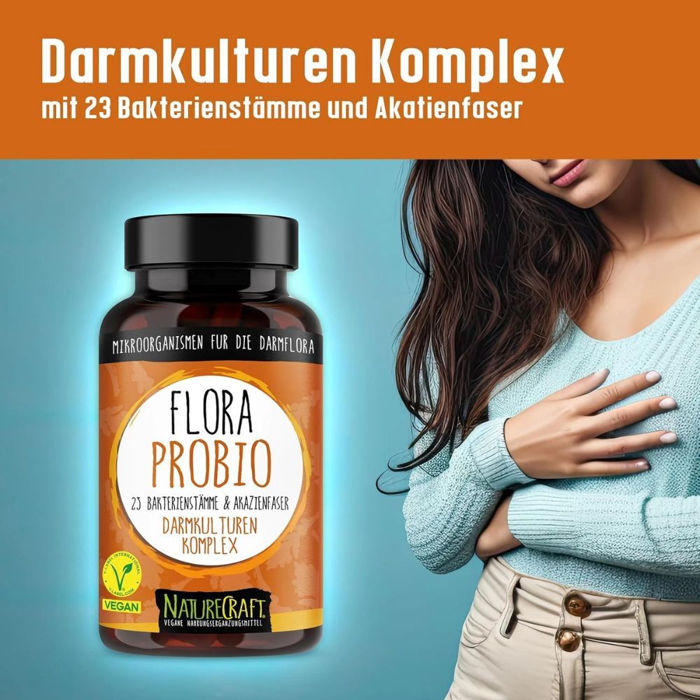 Hand hält Kapsel. Text: 10 Mrd. KBE Kulturen, 5 Mio. Saccharomyces boulardii, Akazienfaser, magensaftresistente Kapseln. Vegan-Siegel.