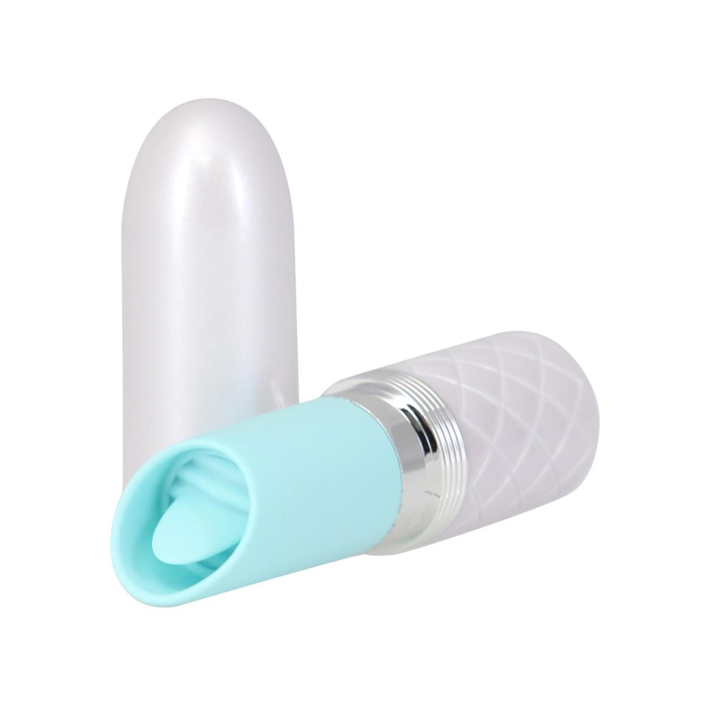 Weißes Gerät mit hellblauem Aufsatz und silbernen Akzenten. Der Aufsatz ist abgewinkelt. Daneben liegt eine weiße Kappe.