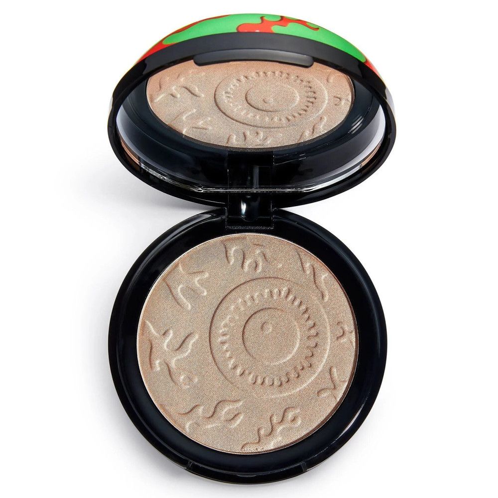 Highlighter in Augapfel-Form. Gehäuse geöffnet, Puder sichtbar. Spiegel im Deckel. Schwarzer Rand.