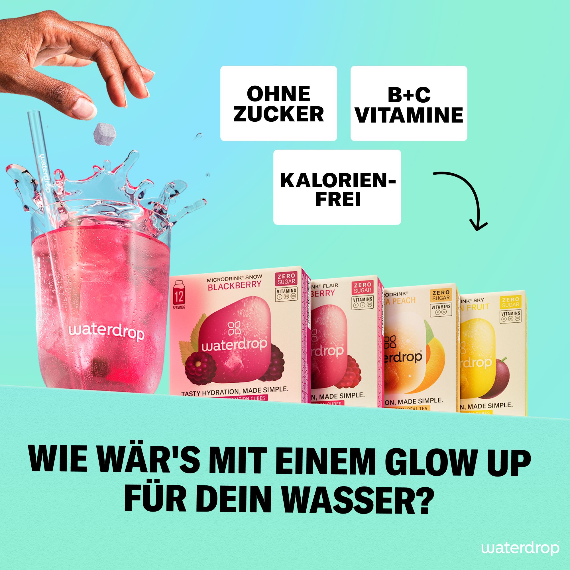 Hand wirft Würfel in Glas mit Getränk. Boxen mit waterdrop® Microdrink: Brombeere, Himbeere, Eistee Pfirsich, Passionsfrucht. Text: Ohne Zucker, B+C Vitamine, Kalorienfrei.