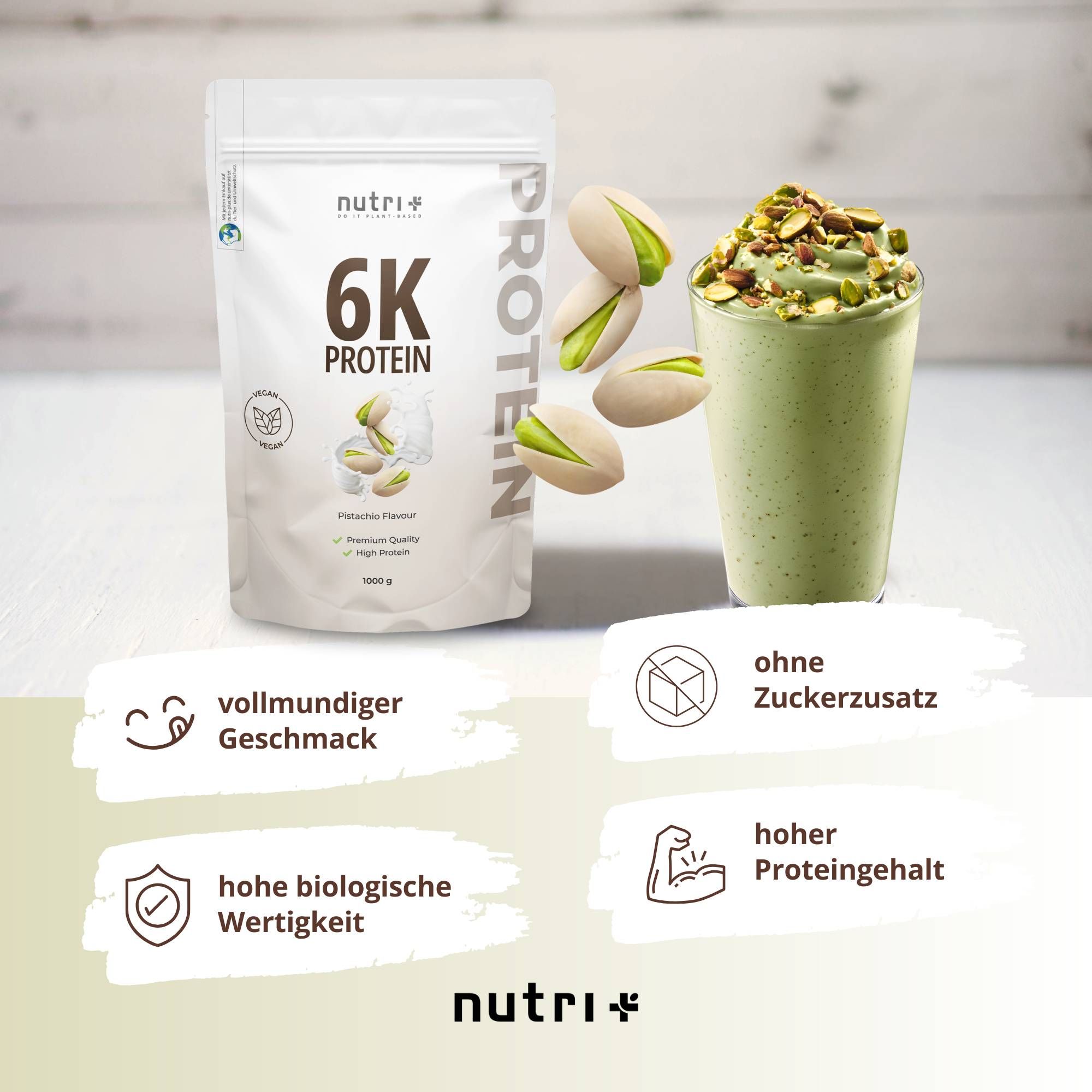 Beutel nutri+ 6K Protein neben grünem Smoothie mit Pistazien. Text: Vollmundiger Geschmack, hohe biologische Wertigkeit, ohne Zuckerzusatz, hoher Proteingehalt.