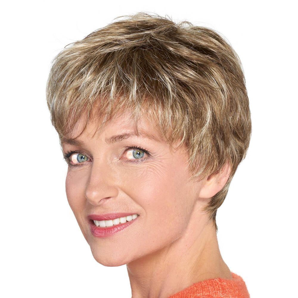 Kurzhaarperücke mit blonden Strähnen. Frau lächelt. Oranger Pullover.