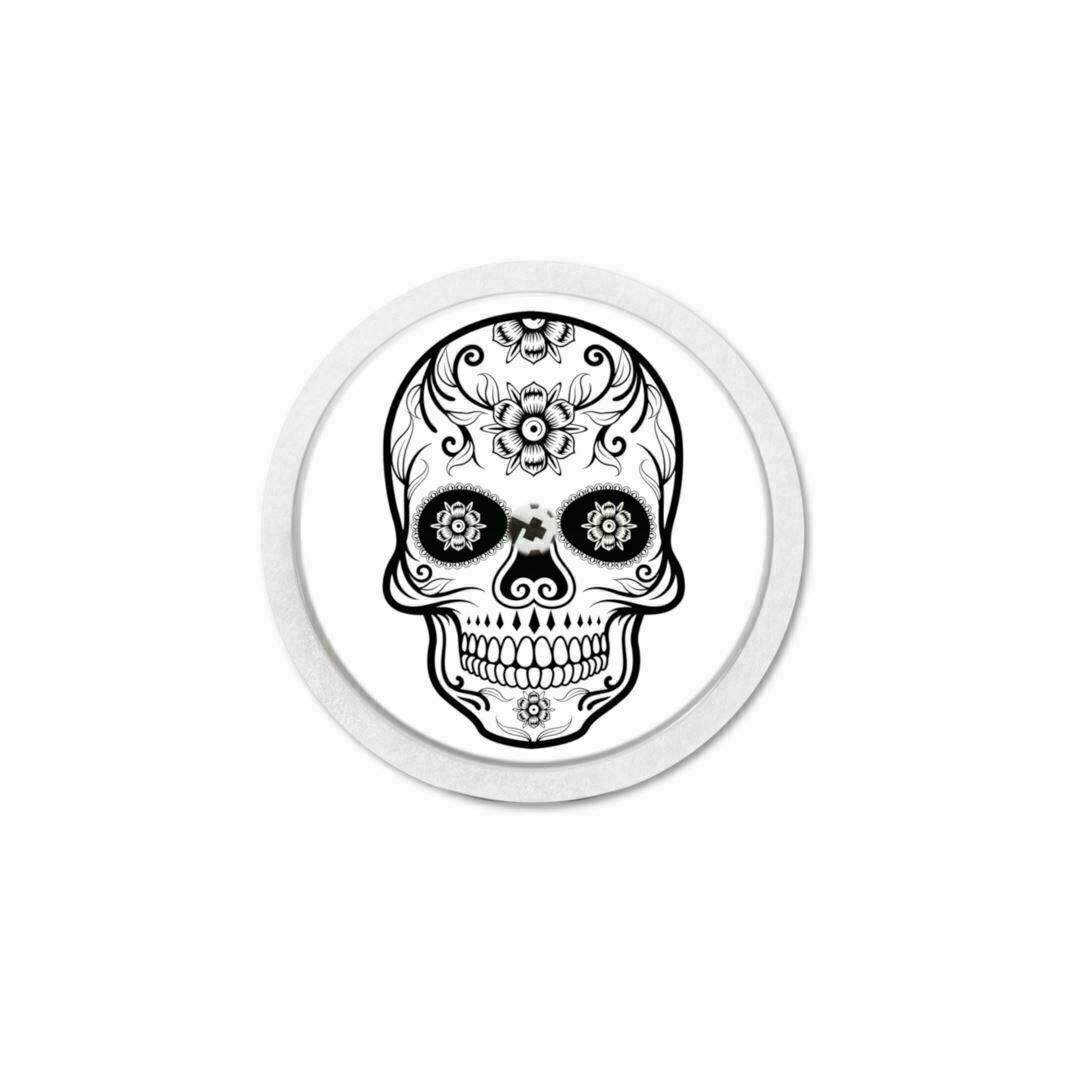 Runder Aufkleber mit einem Totenkopf-Design. Der Schädel ist schwarz-weiß mit floralen Verzierungen.