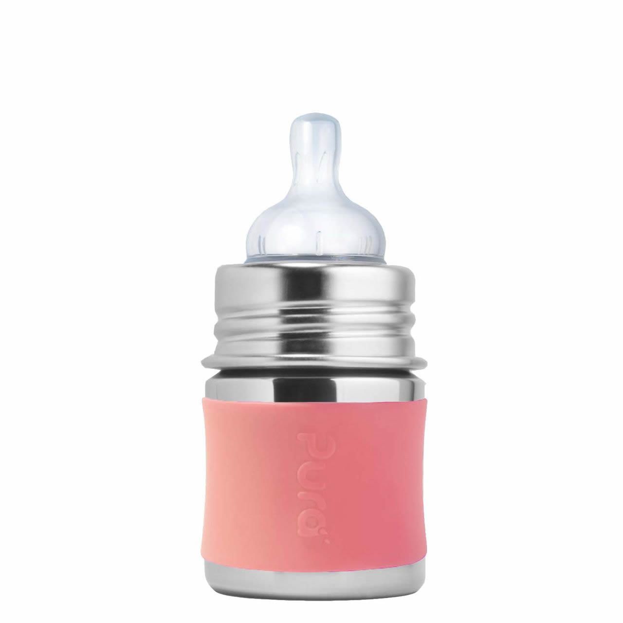 Babyflasche mit Silikon-Sleeve. Edelstahl-Flaschenkörper, transparenter Sauger, rosafarbener Sleeve mit purä-Schriftzug.