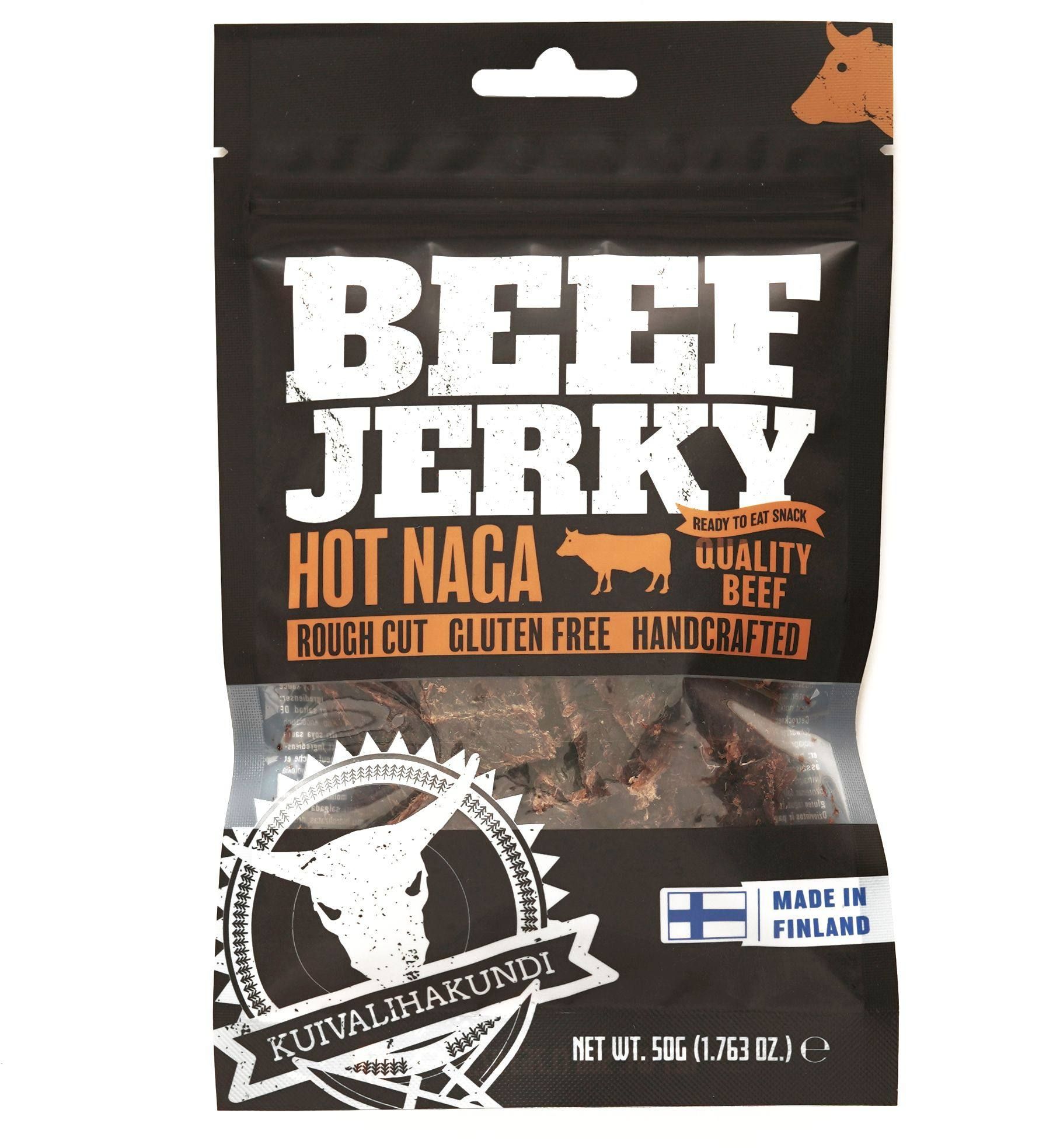 Schwarze Verpackung mit Aufschrift "BEEF JERKY HOT NAGA". Enthält Fleischstücke. Logo "Kuivalihakundi". Hergestellt in Finnland.