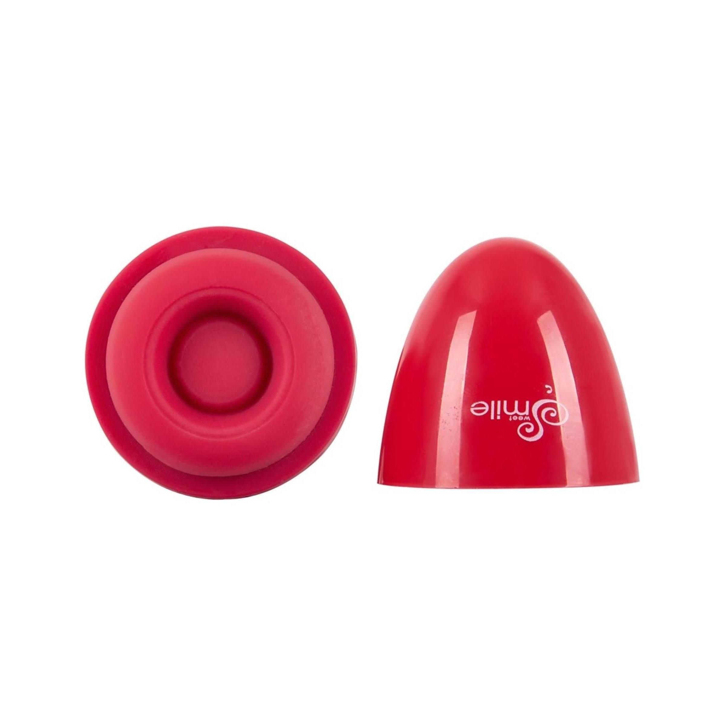 Rote, abnehmbare Kappe und Vibrator-Kopf. Auf weißem Hintergrund. Logo: Sweet Smile.