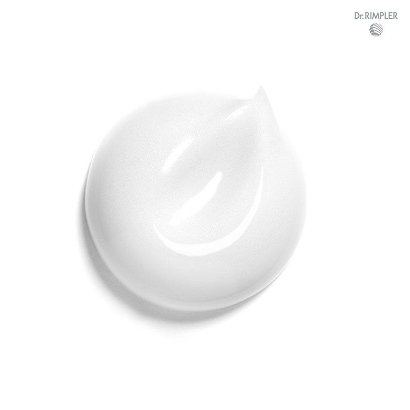 Weißer Cremekleck, oval geformt. Oben rechts das Logo von Dr. Rimpler.