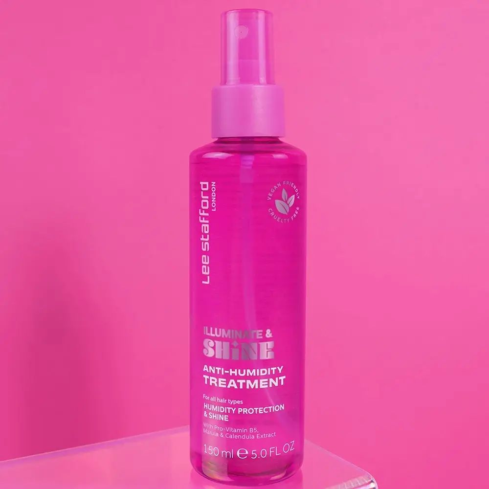 Rosa Haarspray-Flasche mit Sprühkopf. Beschriftung: Illuminate & Shine, Anti-Humidity Treatment. Vegan-Siegel.