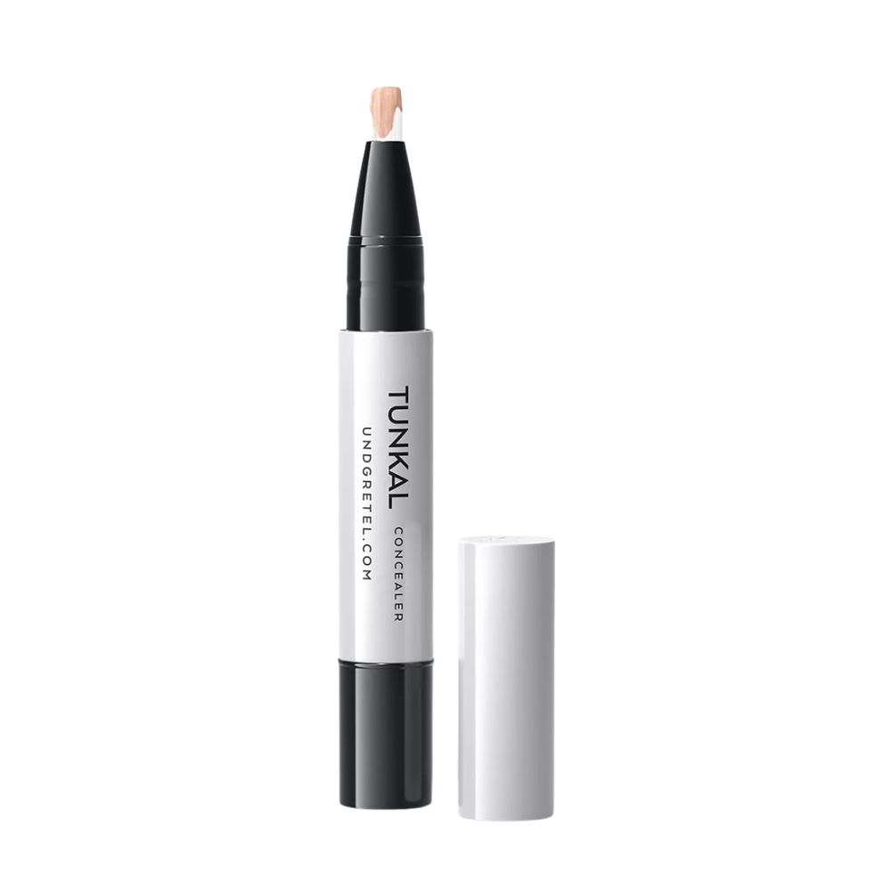 Weißer Concealer-Stift mit schwarzem Ende und Kappe. Aufschrift: TUNKAL CONCEALER.