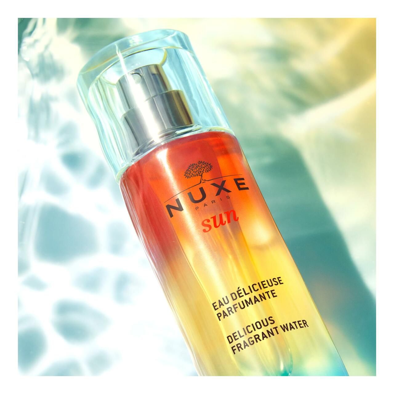 Flakon Eau Délicieuse Parfumante mit Farbverlauf. Mit Sprühkopf und Produktnamen. Nahaufnahme.