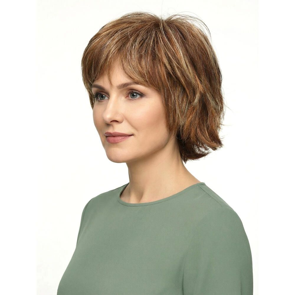 Kurzhaarperücke in Braun- und Blondtönen. Seitenansicht einer Frau mit grünem Oberteil.