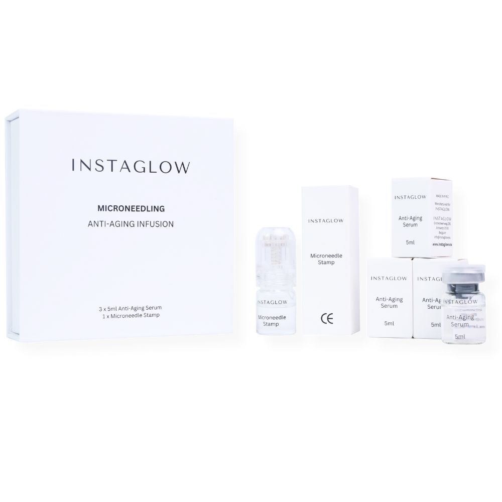 Instaglow Microneedling Anti-Aging Infusion Kit. Enthält 3 Seren und einen Microneedle-Stempel. Weiße Verpackung.