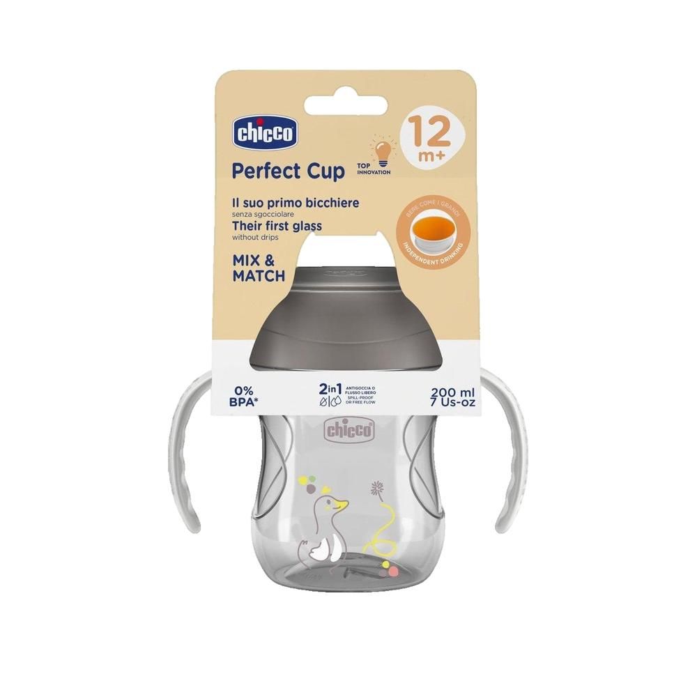 Grauer Trinkbecher mit Henkeln und Deckel, verpackt. Aufdruck: Chicco, Perfect Cup, 12m+.