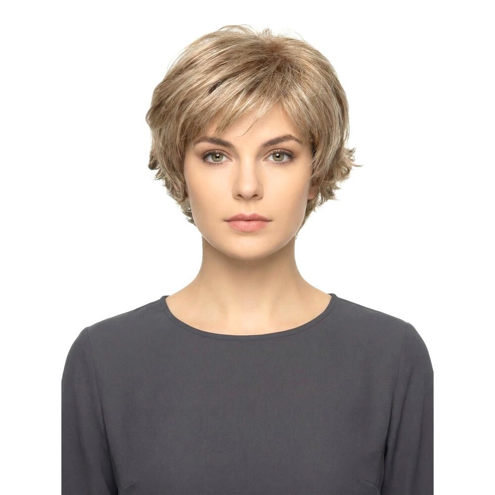 Kurzhaarperücke mit blonden Strähnen. Frontale Ansicht einer Frau mit Perücke und grauem Oberteil.