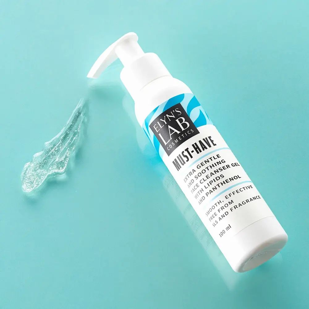 Weißer Spender mit blau-weißem Etikett. Aufschrift: ELYN'S LAB, MUST-HAVE, Gesichtsreinigungsgel. Gelspur daneben. Ohne SLS und Duftstoffe.