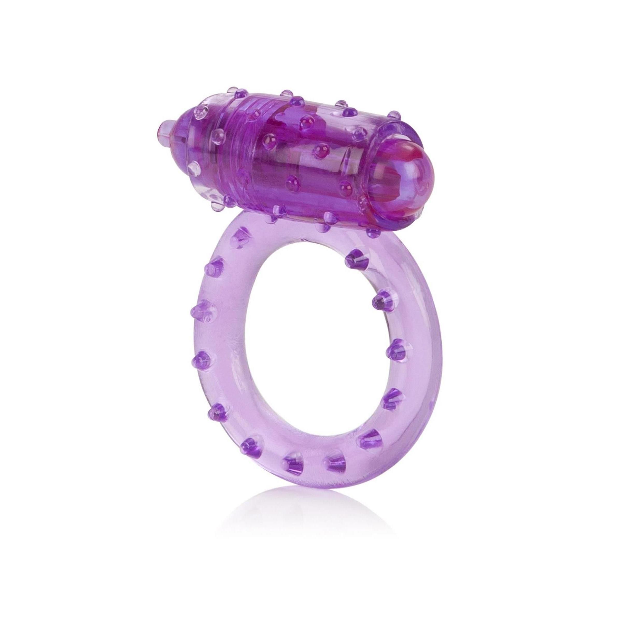 Lila Ring mit Noppen und Stimulator. Auf weißem Hintergrund.