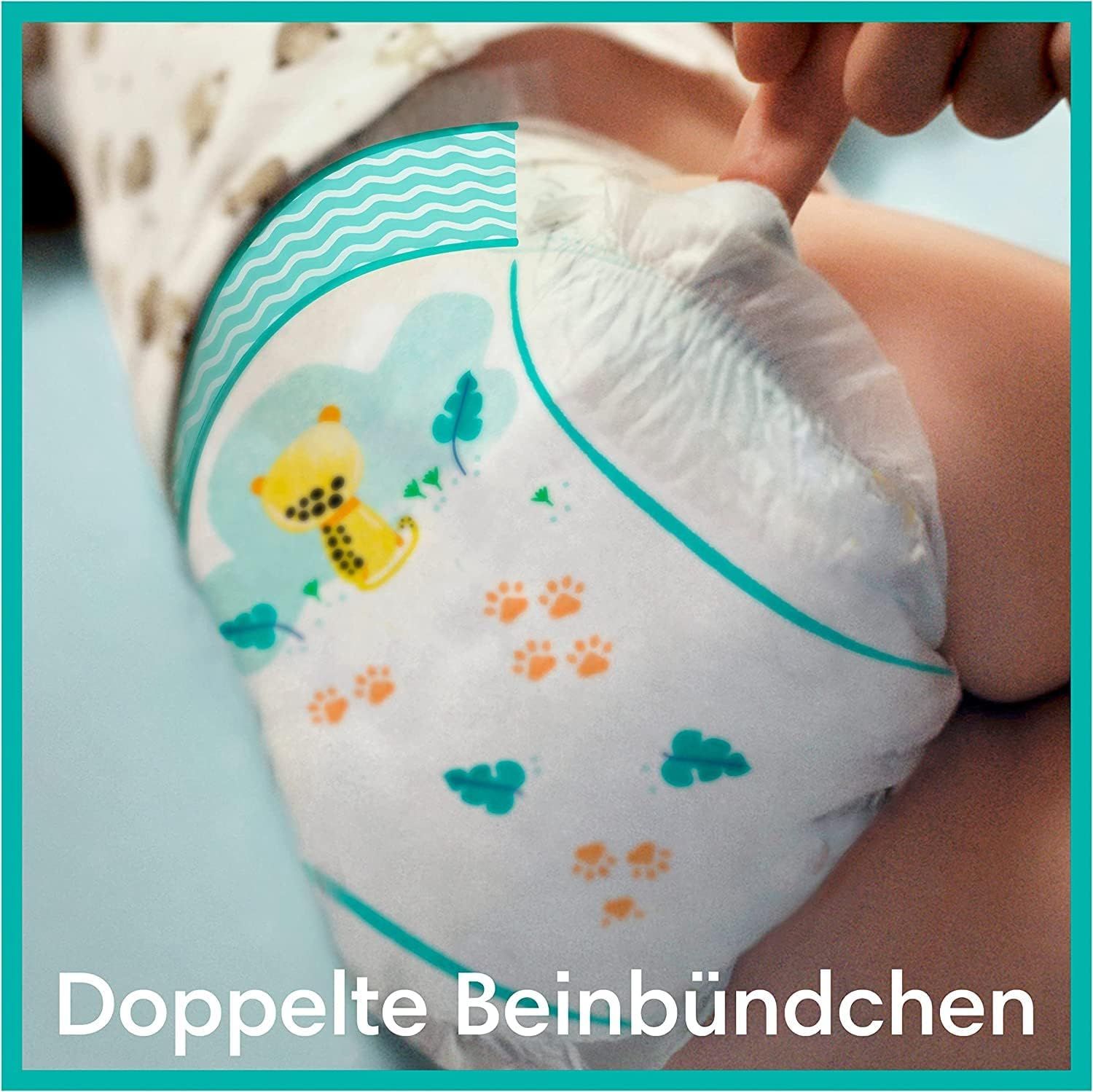Pannolino Pampers Baby-Dry su un bambino. Zona a doppia barriera. Testo: Doppelte Beinbündchen.