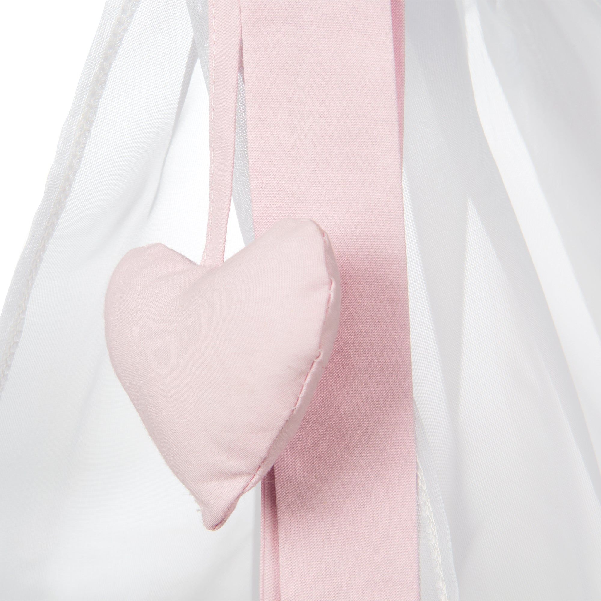 Nahaufnahme eines rosa Herzanhängers, der an einem Baldachin befestigt ist.