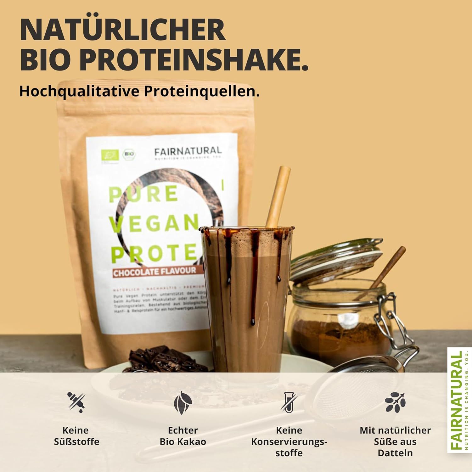 Proteinshake mit Schokoladengeschmack. Braune Flüssigkeit im Glas, Strohhalm, Zutaten. Bio-Zertifizierung.