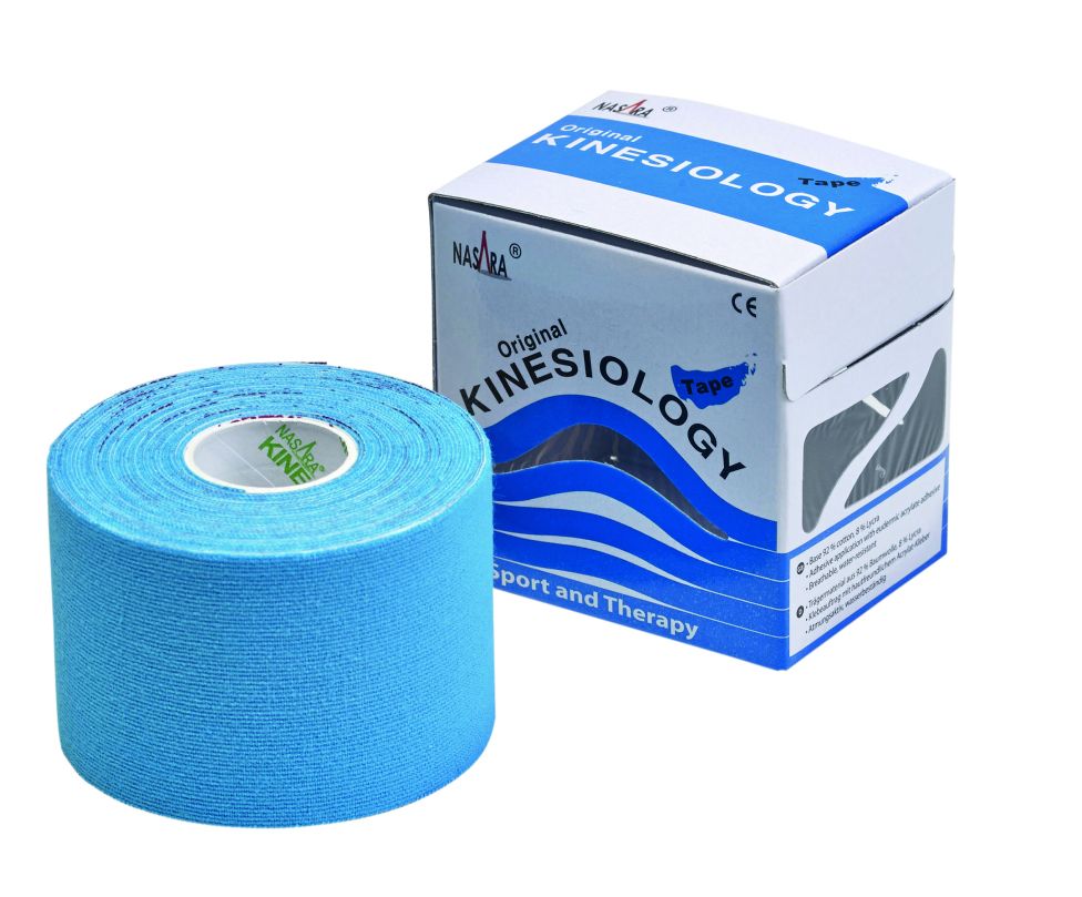 Blaues Tape, aufgerollt. Daneben eine Verpackung mit der Aufschrift "Original Kinesiology Tape".