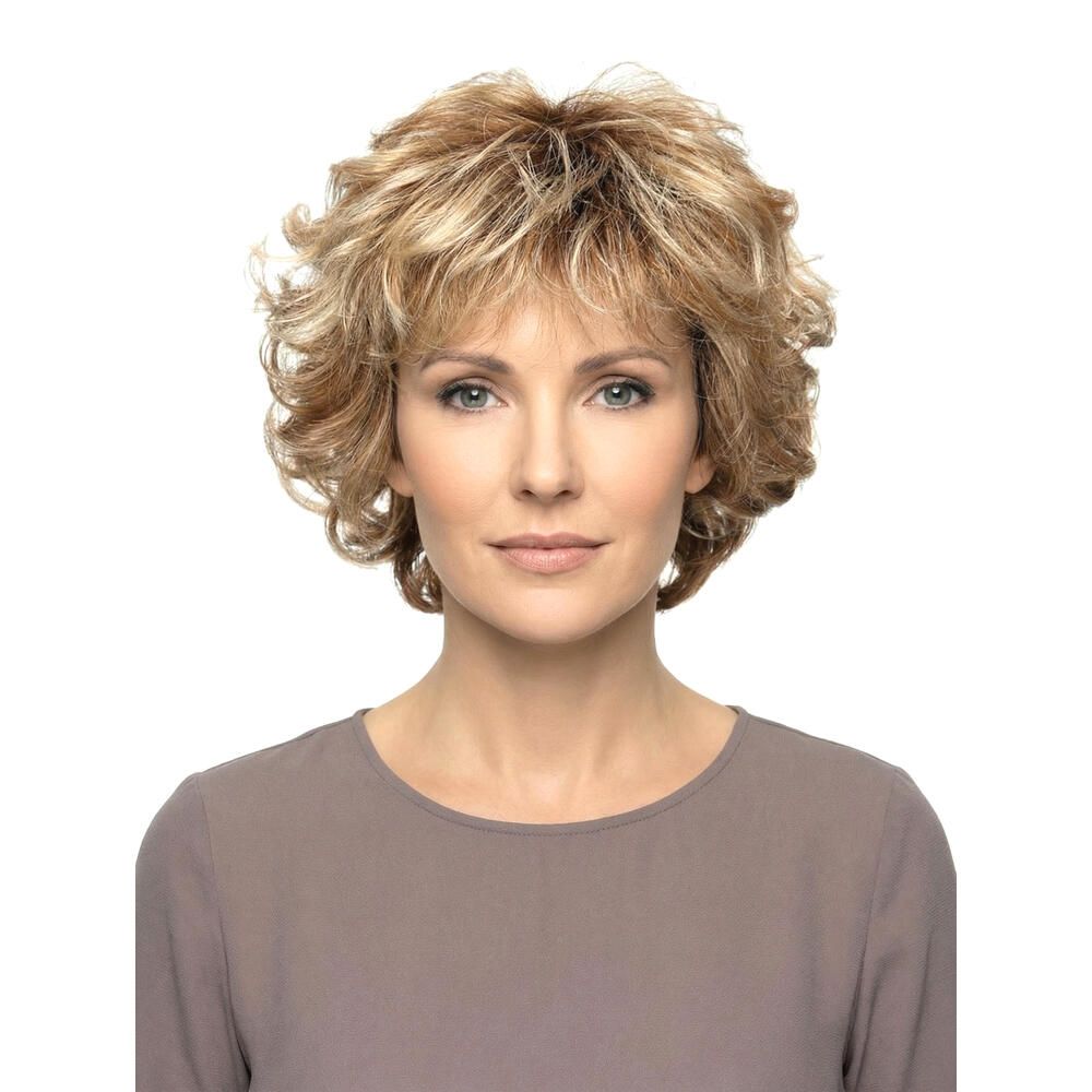 Kurze, blonde Perücke mit Locken. Frontale Ansicht einer Frau, die die Perücke trägt. Die Haare sind wellig und haben blonde Strähnen.