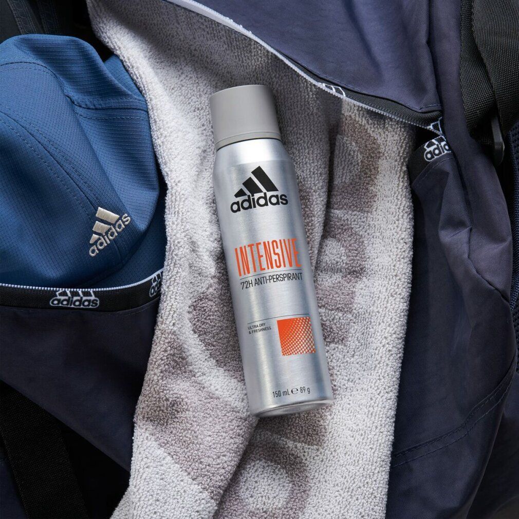 Deospray auf Handtuch und Sporttasche. Silberne Dose mit Adidas-Logo und orangefarbenem Schriftzug "INTENSIVE".