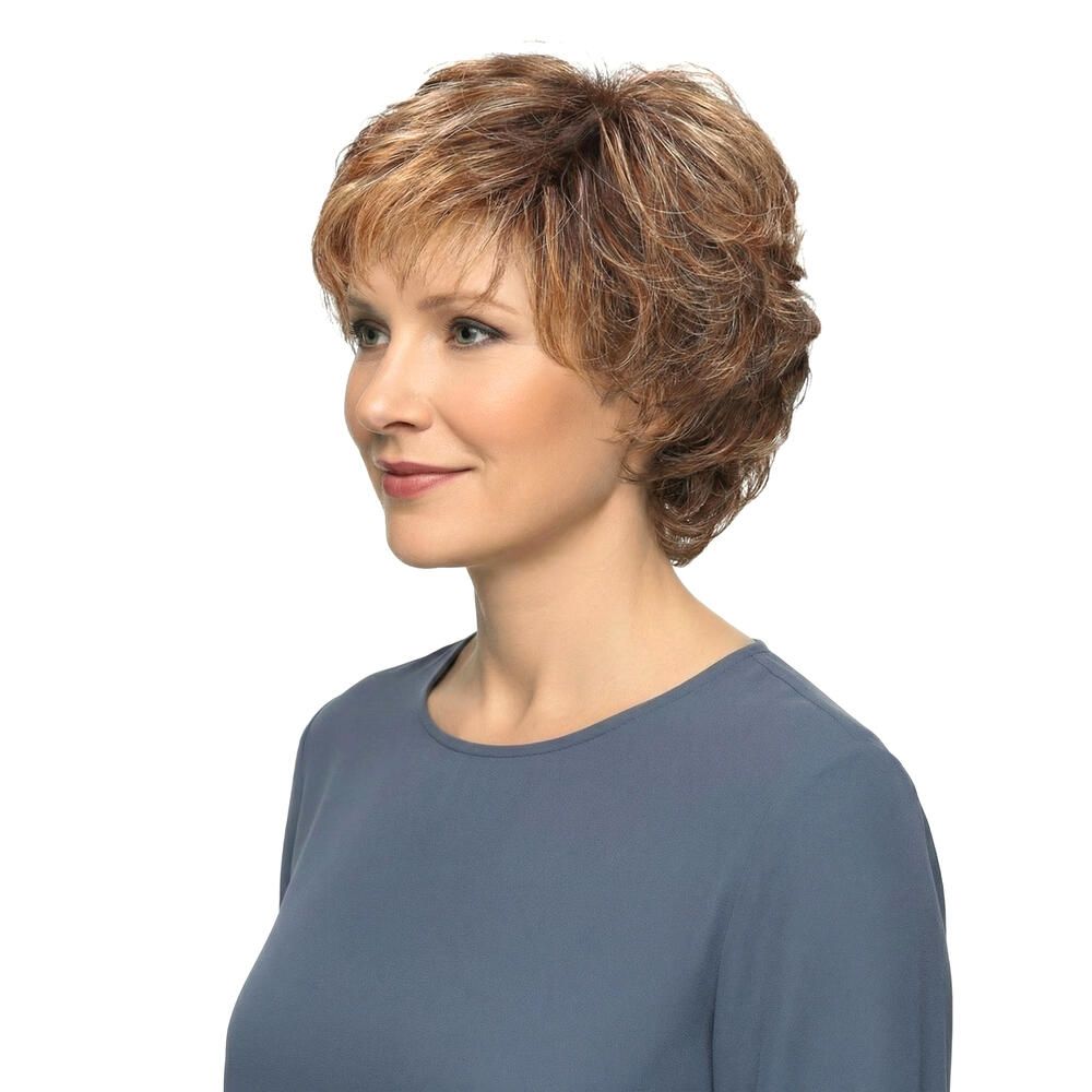 Perücke mit gewelltem, braun-blondem Haar. Kurzer Schnitt mit Pony. Frau trägt blaues Oberteil. Seitenansicht.