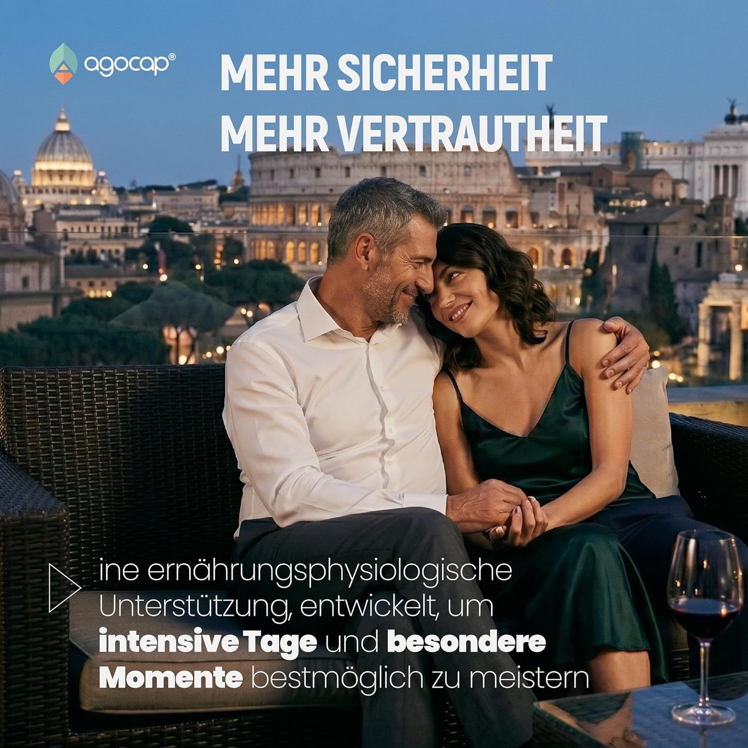 Ein Paar sitzt auf einer Couch mit Blick auf Rom bei Nacht. Der Mann hält die Frau im Arm.