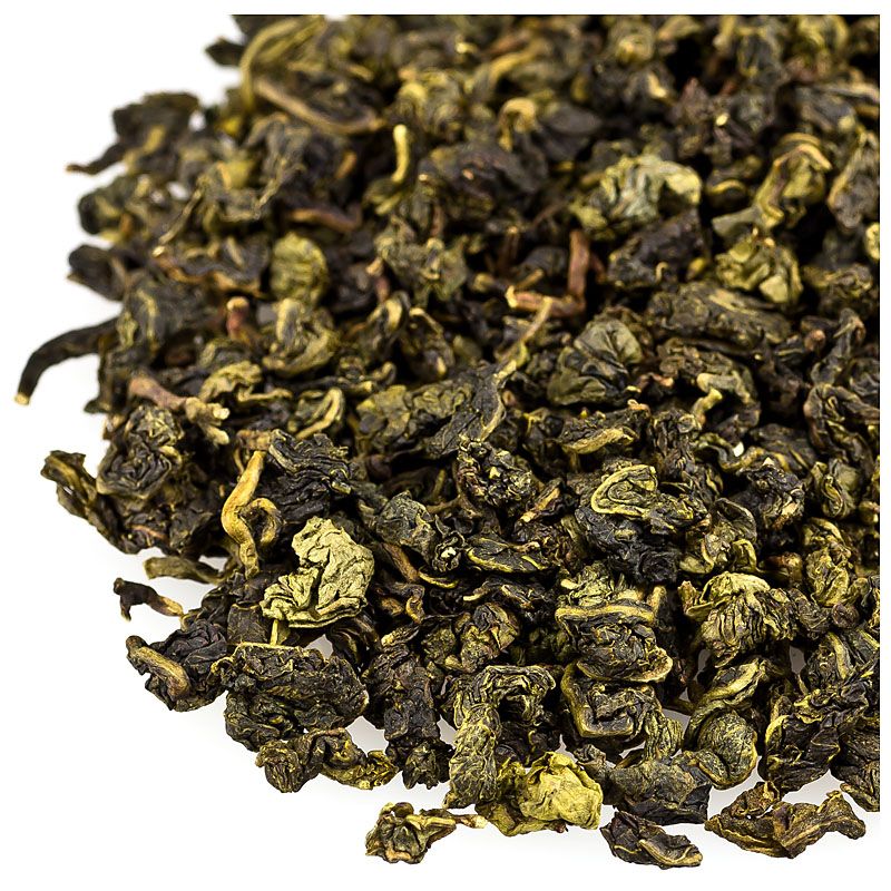 Haufen getrockneter, grüner Oolong-Tee-Blätter. Nahaufnahme, helle Beleuchtung.
