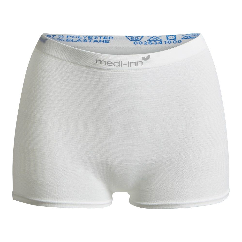 Weiße Fixierhose mit medi-inn Logo. Material: 97% Polyester, 3% Elasthan. Waschsymbole am Bund.