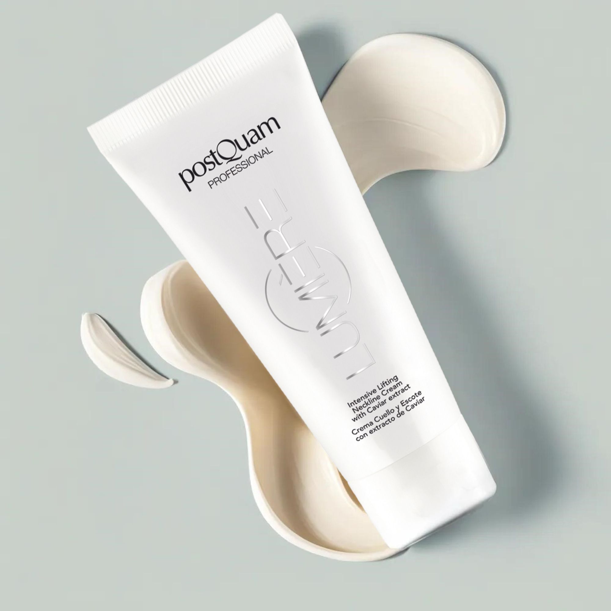 Weiße Tube mit Produkttext und Logo. Umgeben von cremefarbenen Klecksen. Text: PostQuam Professional, Caviar Lumiere.