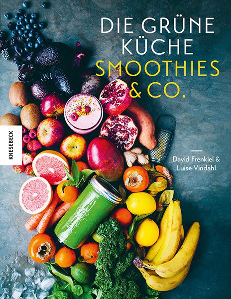 Buchcover mit Titel "Die Grüne Küche Smoothies & Co.", umgeben von Früchten und einem Smoothie-Glas. Autoren: David Frenkiel & Luise Vindahl.