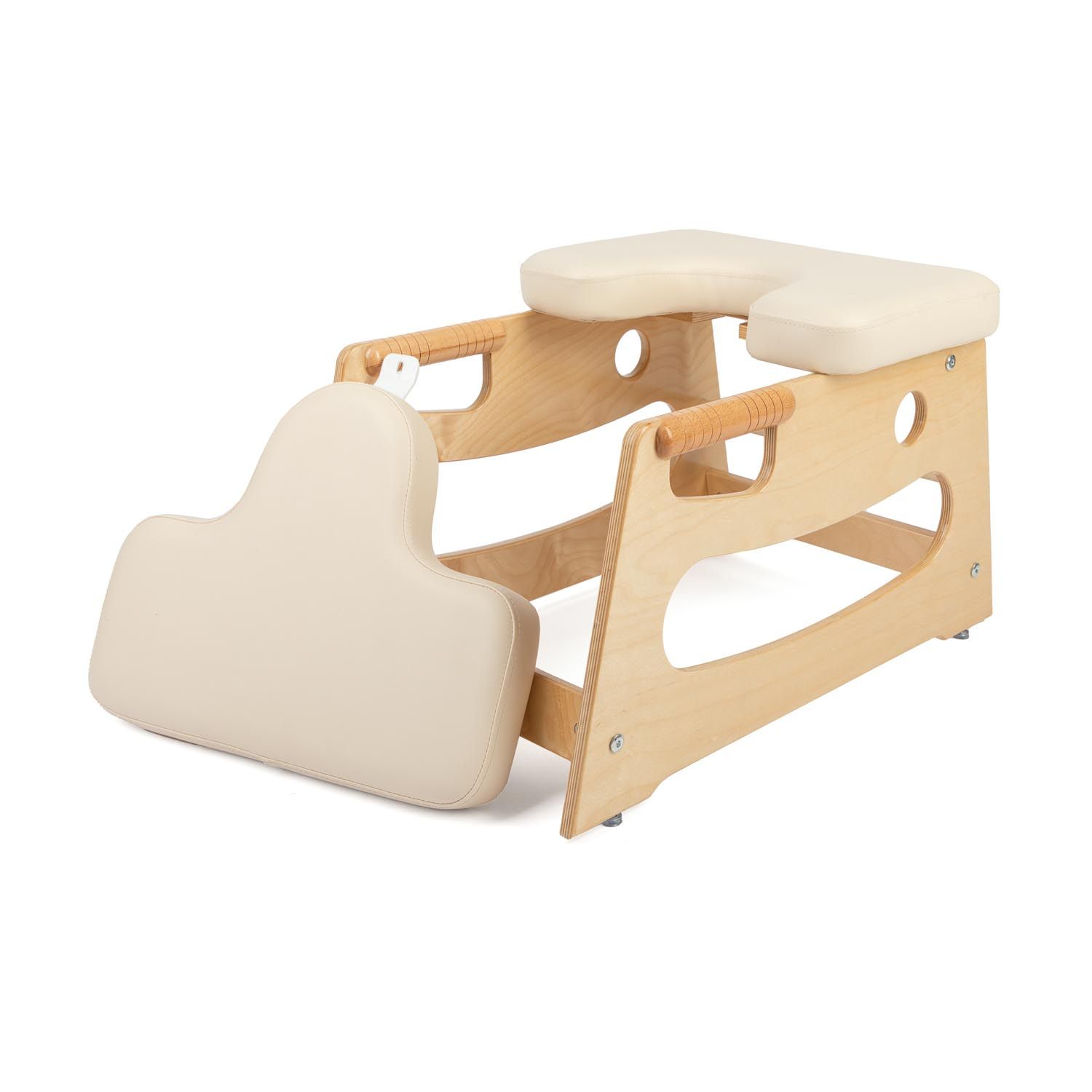 Kopfstandhocker aus Holz mit gepolsterter Auflage. Holzrahmen mit Griffen und Aussparungen. Zusätzliche Polsterung.