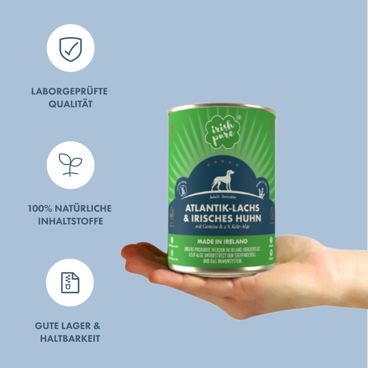 Hand hält Dose Irish Pure Hundefutter mit Siegeln für Qualität und natürliche Inhaltsstoffe.