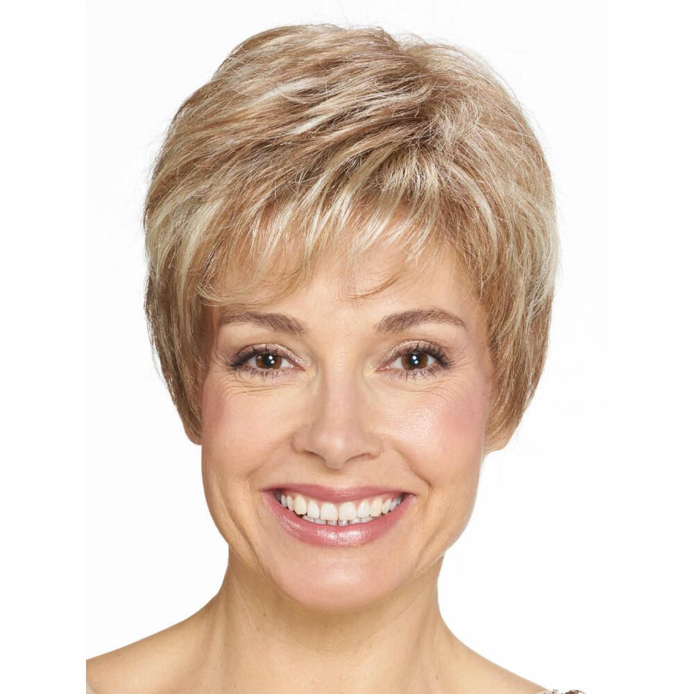 Kurzhaarperücke in Blondtönen. Frau mit Perücke, Frontansicht, lächelnd.