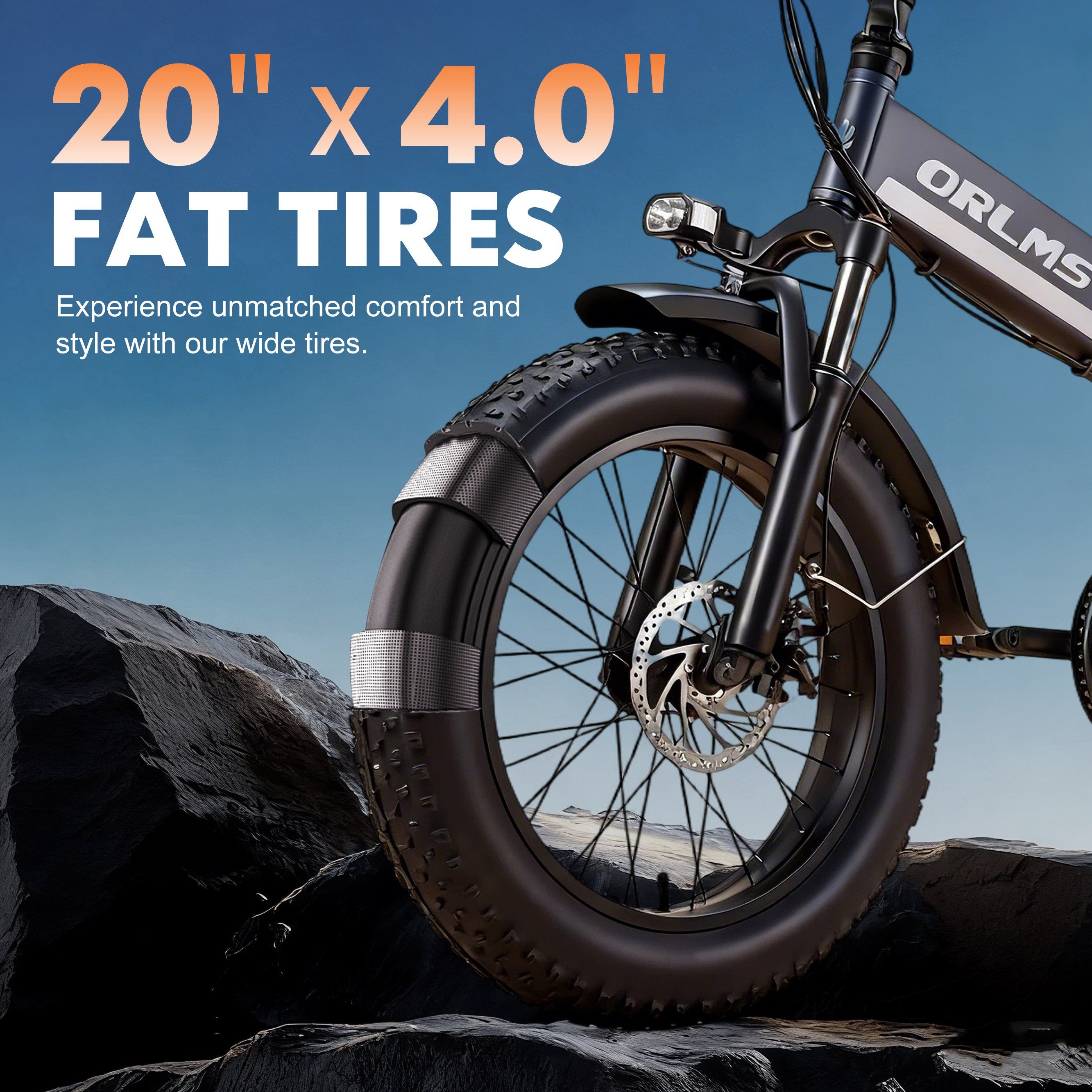 Nahaufnahme eines schwarzen Fahrradreifens mit der Aufschrift "20" x 4.0" FAT TIRES". Das Fahrrad hat eine Scheibenbremse.