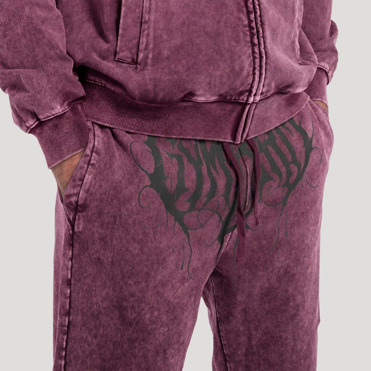 GymBeam Jogginghose Herren Oversized mit Kordelzug, Taschen und Washed-Look Raisin