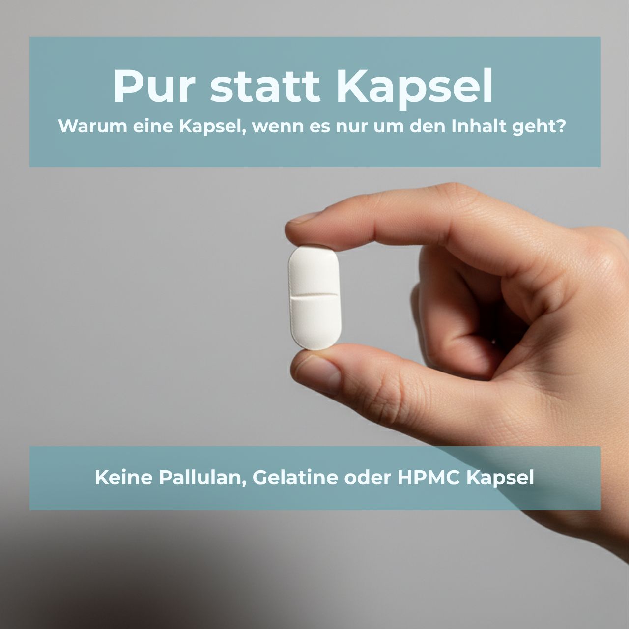 Hand hält eine weiße, teilbare Tablette. Text: Keine Pallulan, Gelatine oder HPMC Kapsel.