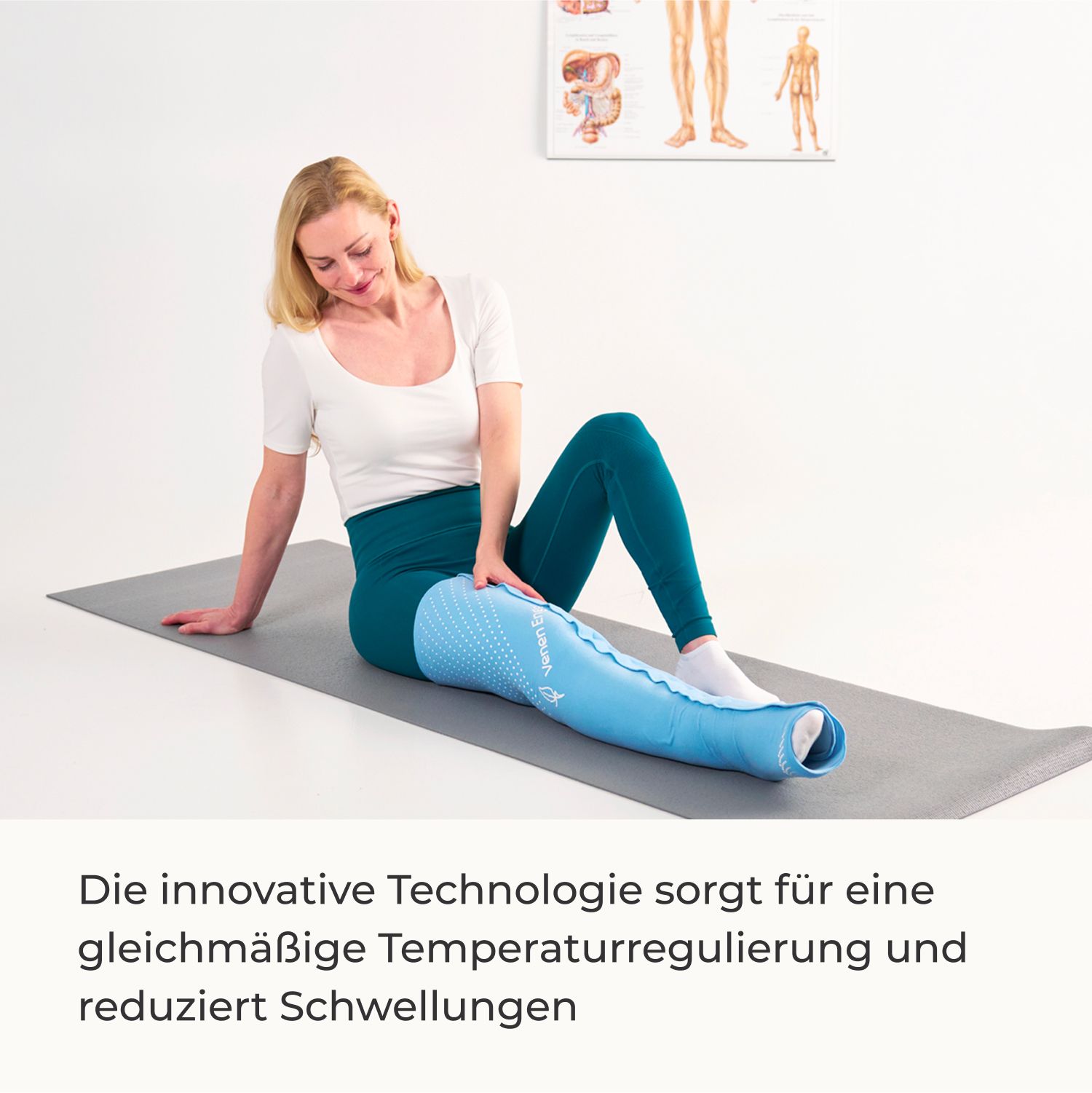 Frau liegt auf Matte, Venen Engel Cool Comfort Sleeve am linken Bein, Text über Schwellungen.
