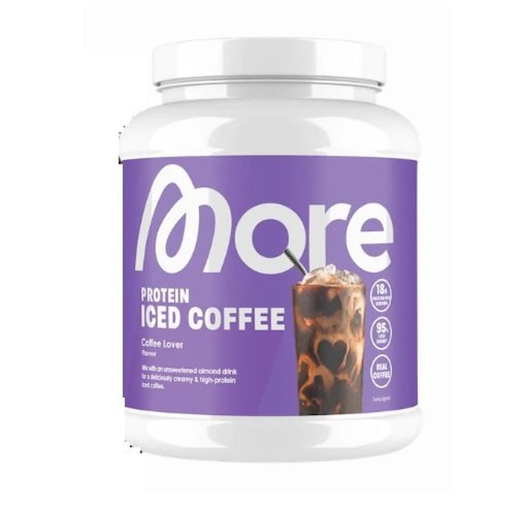 More Protein Iced Coffee Pulver in weißem Behälter mit lila Etikett und Bild eines Eiskaffees.