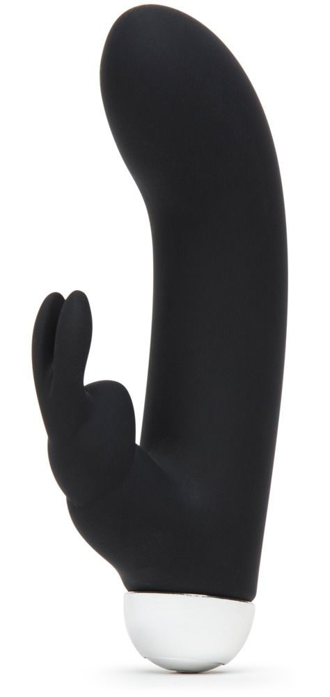 Schwarzer Rabbit-Vibrator mit gebogener Form. Mit zwei Vorsprüngen, einem für die Klitoris und einem für die vaginale Stimulation. Weißer Sockel.