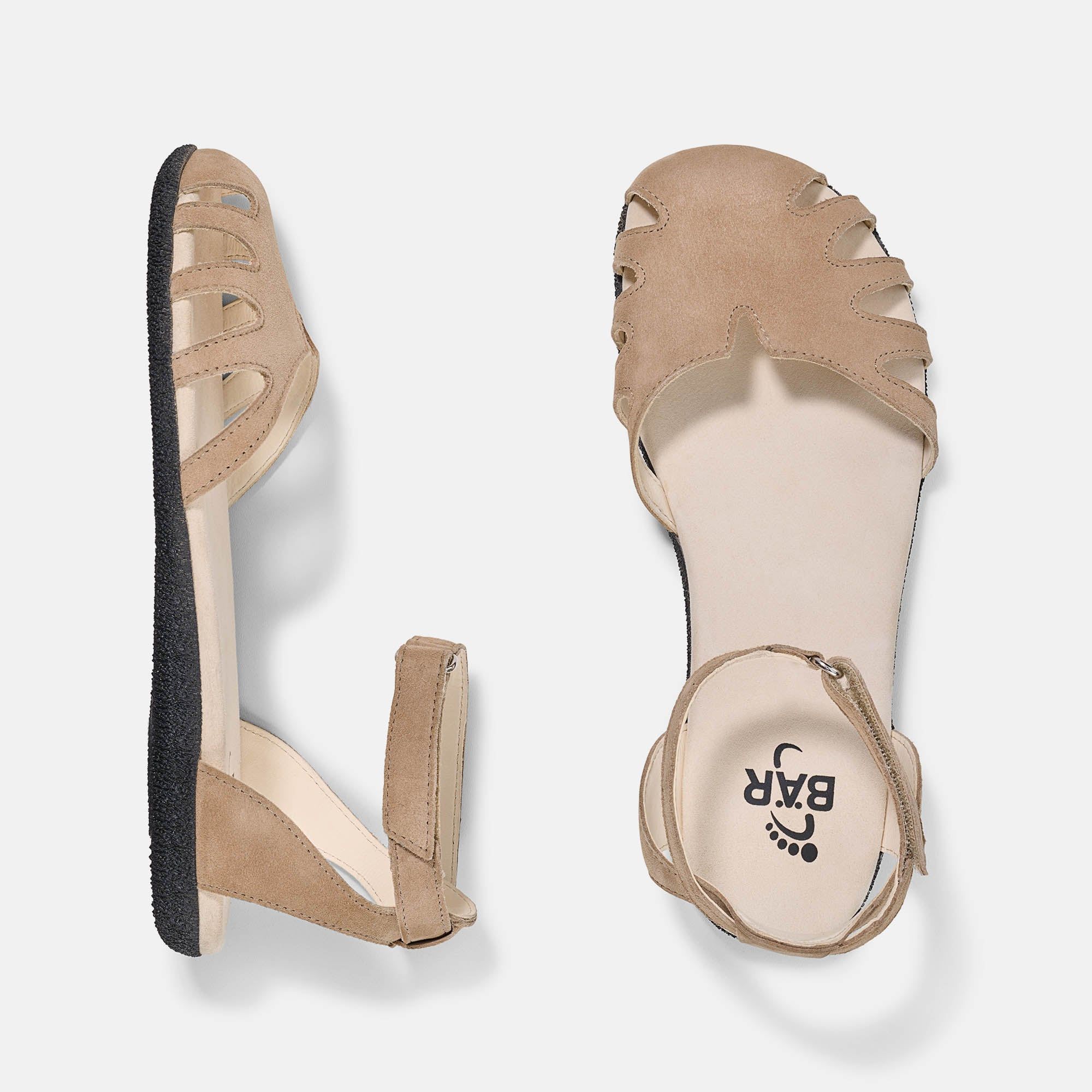 Sandalen, Ansicht von oben. Beige, offene Zehenpartie, Knöchelriemen. Schwarze Sohle. Marke BÄR.