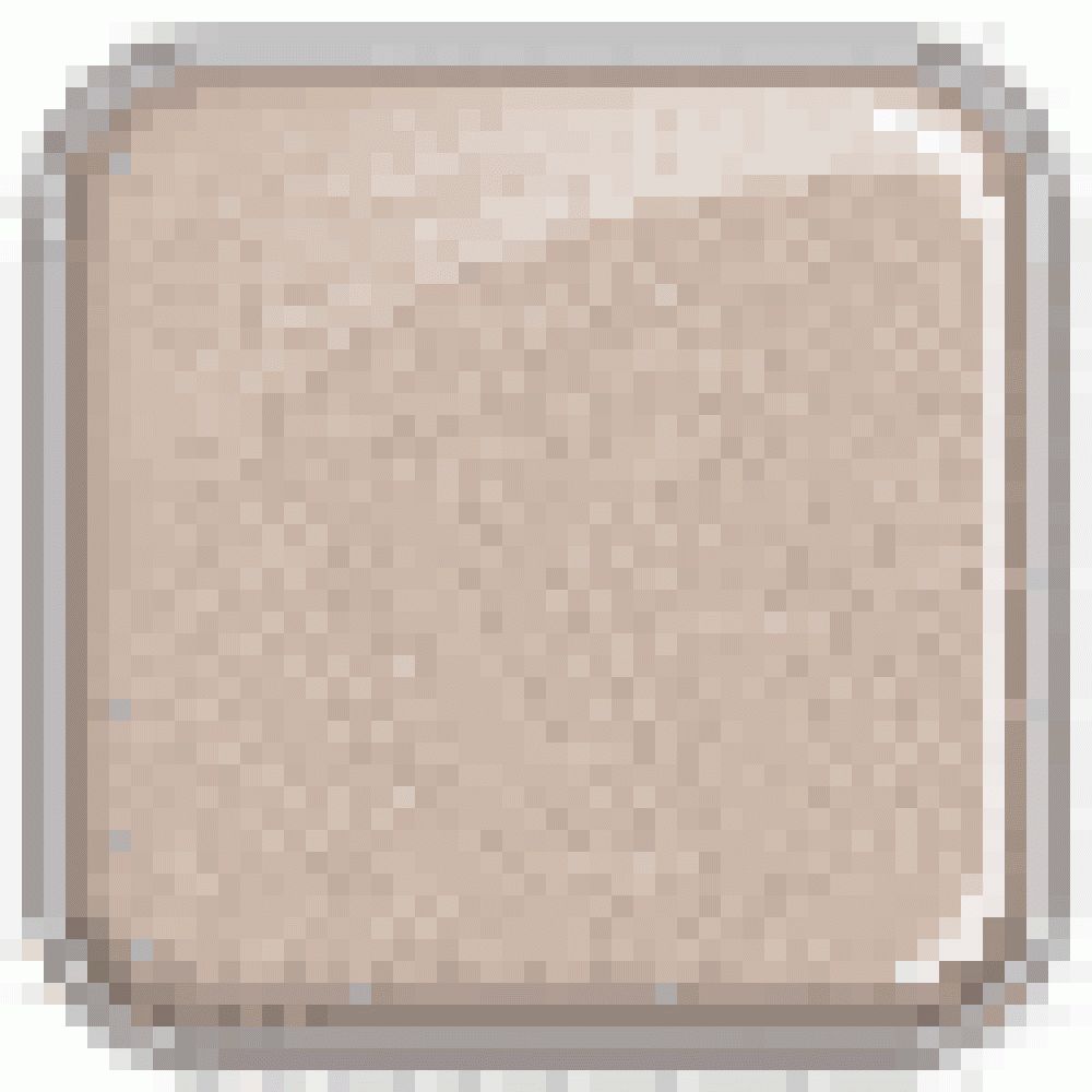 Quadratischer Concealer in hellbrauner Farbe, in einem silbernen Behälter.