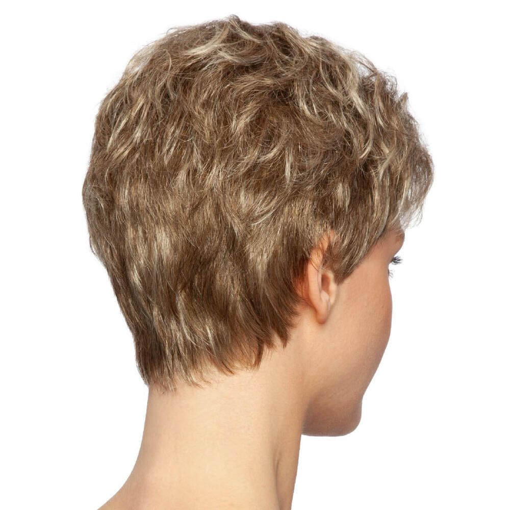 Kurzhaarperücke mit blonden Strähnen. Rückansicht einer Frau mit Perücke. Kurze, gewellte Frisur.