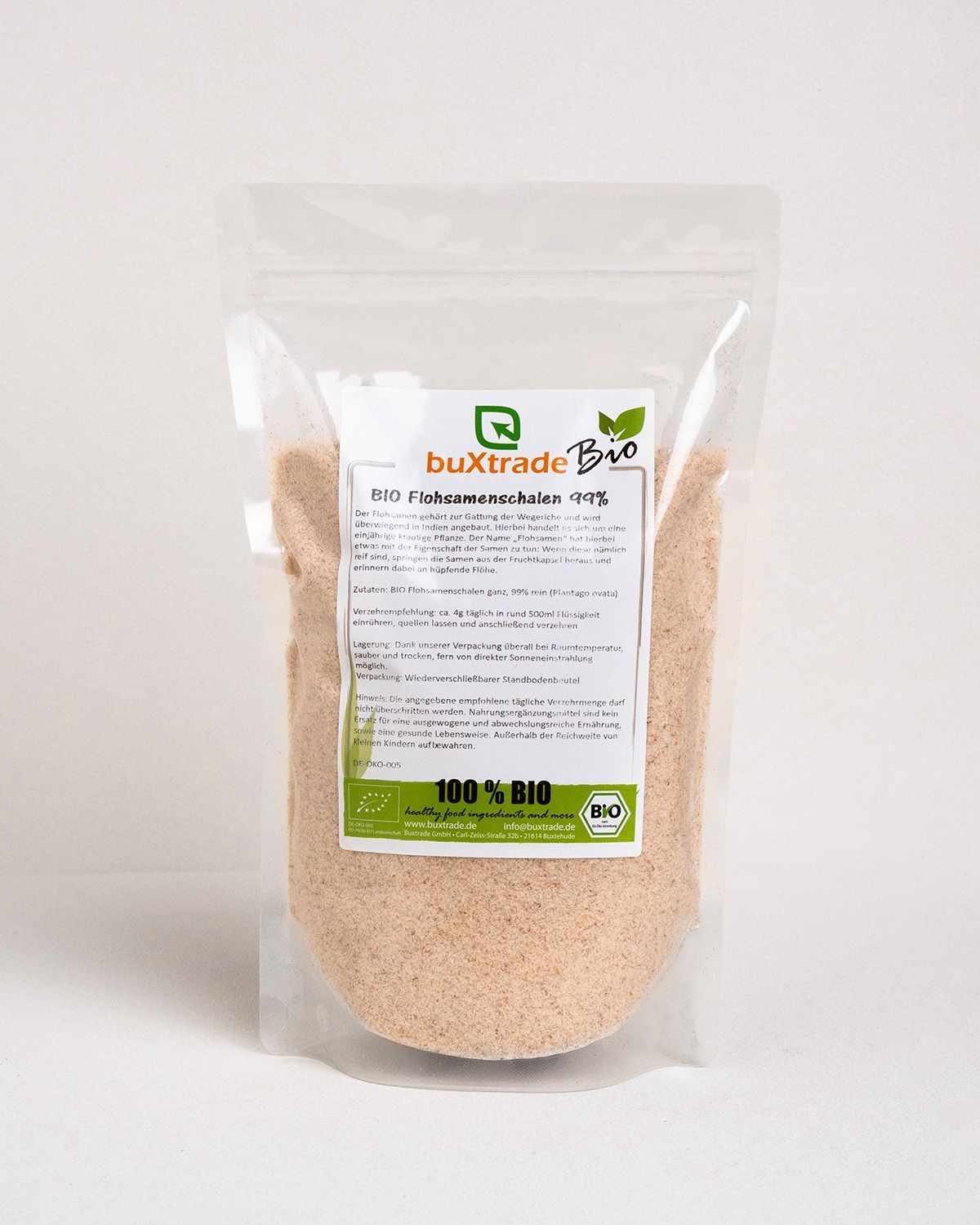 Transparente Verpackung mit buXtrade Bio Flohsamenschalen 99%. Etikett mit Produktinformationen und Bio-Siegel.