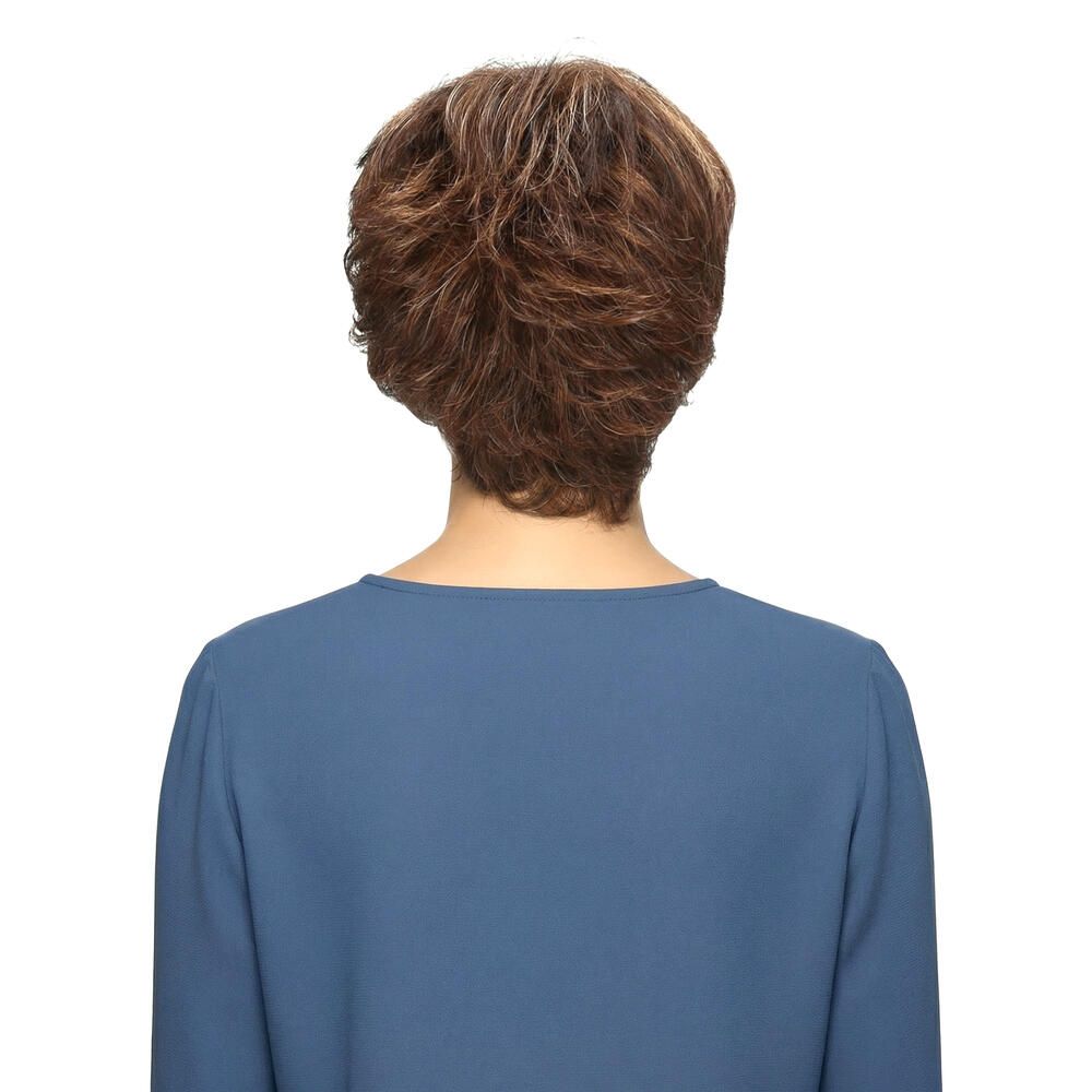 Rückansicht einer Kurzhaarperücke mit braunen und blonden Strähnen. Die Frau trägt ein blaues Oberteil.