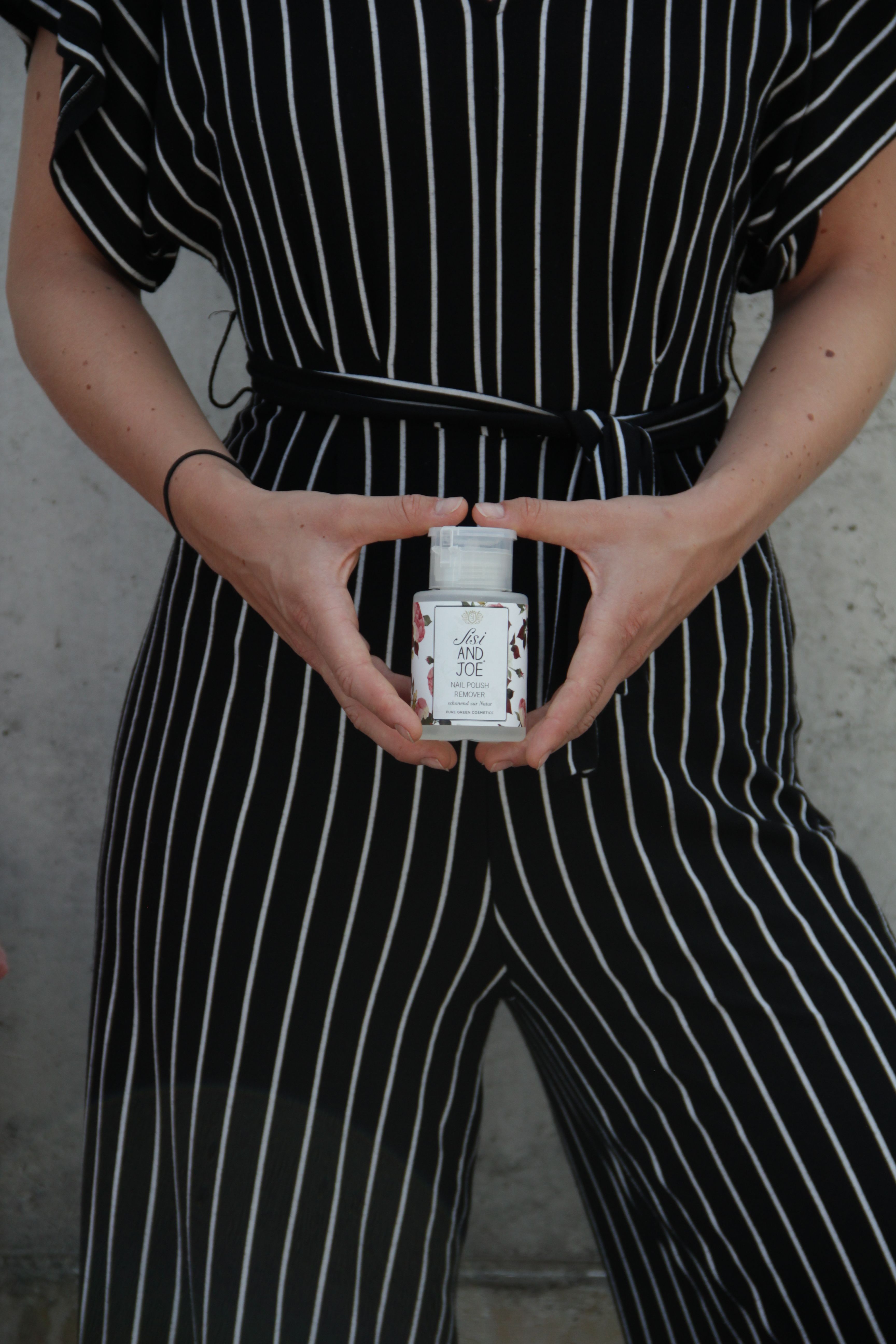 Kleine, weiße Flasche mit Klappdeckel. Etikett mit floralem Muster und Text: "Sisi and Joe".