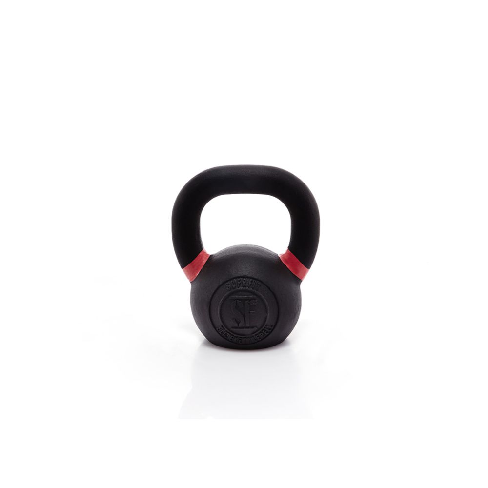 Schwarze Gusseisen Kettlebell mit rotem Akzent am Griff. SF-Logo auf der Kugel. Schwarzer Griff.