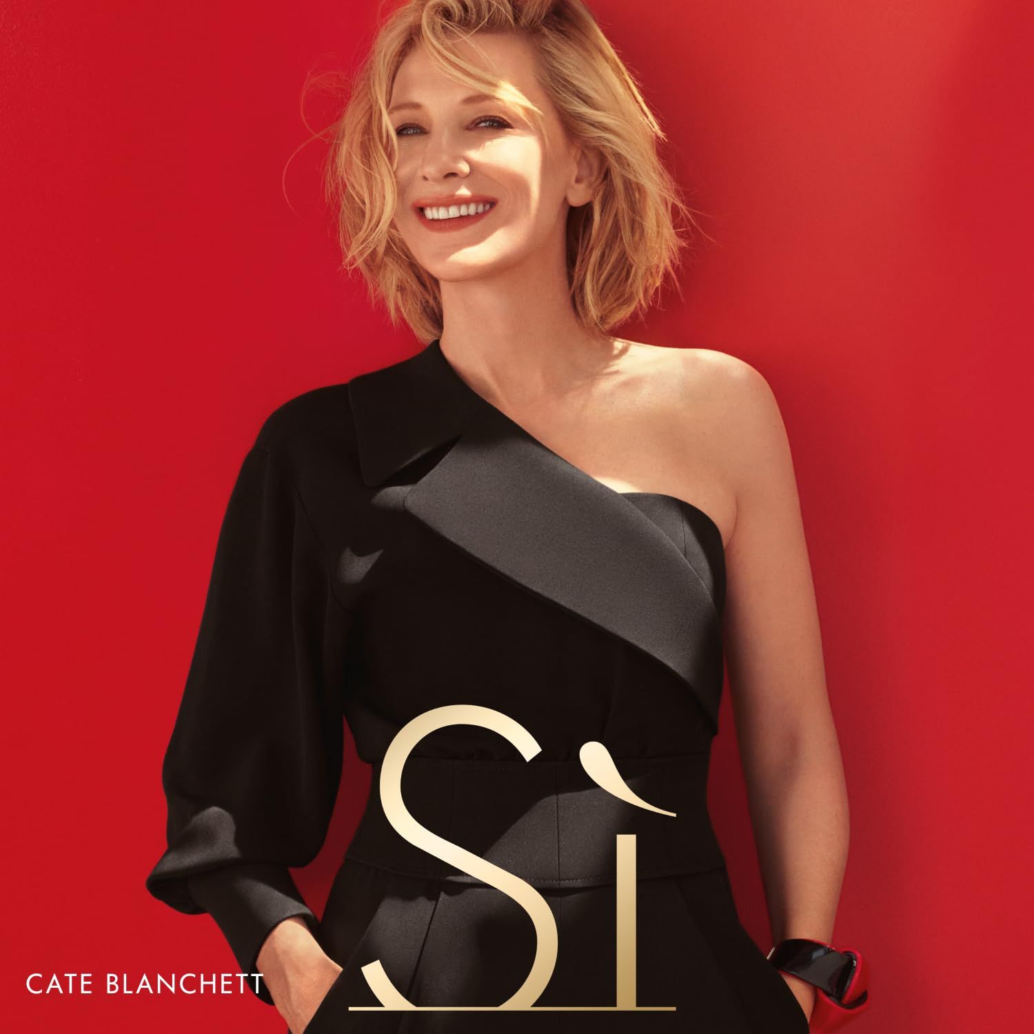 Cate Blanchett vor rotem Hintergrund. Schwarzes Outfit. Si-Logo.